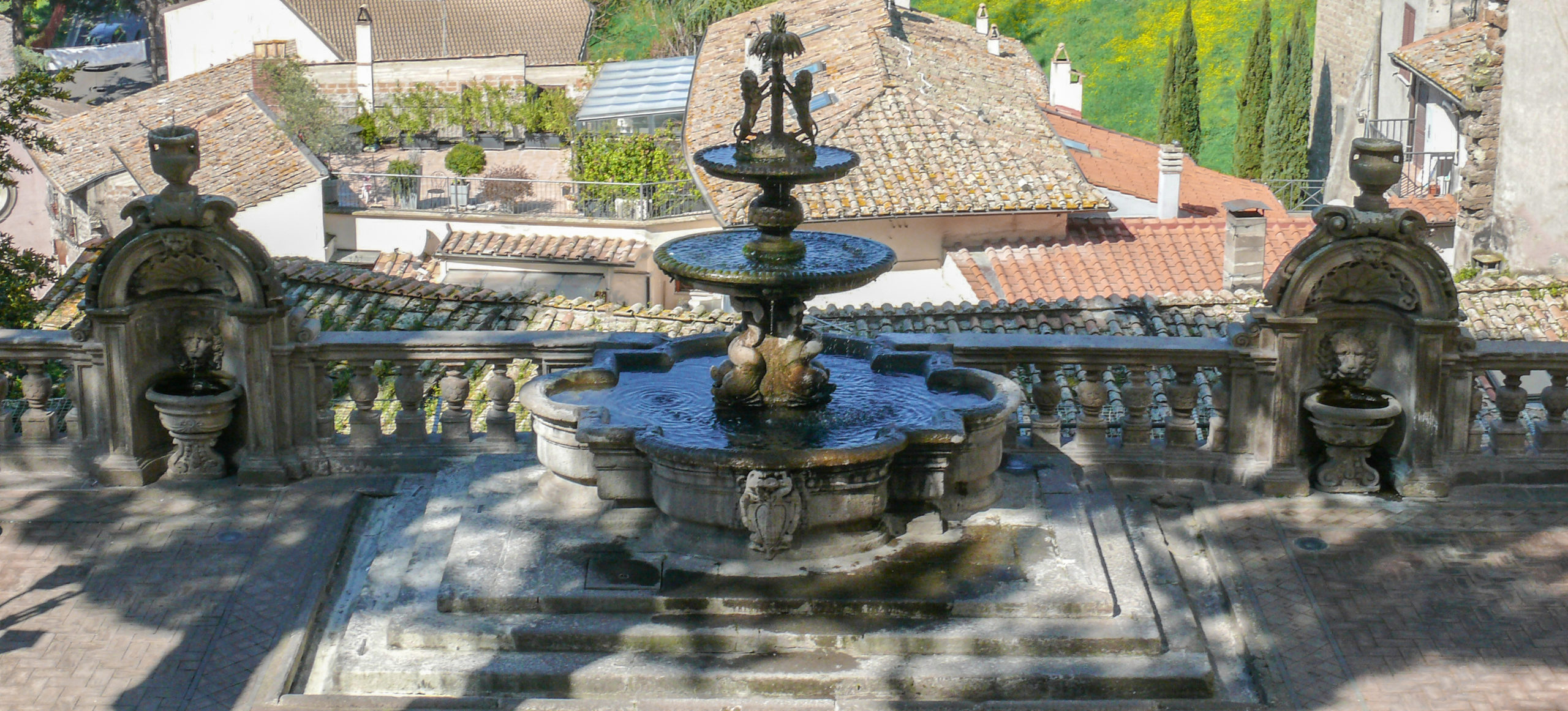 Viterbo fontana del cortile di palazzo dei priori