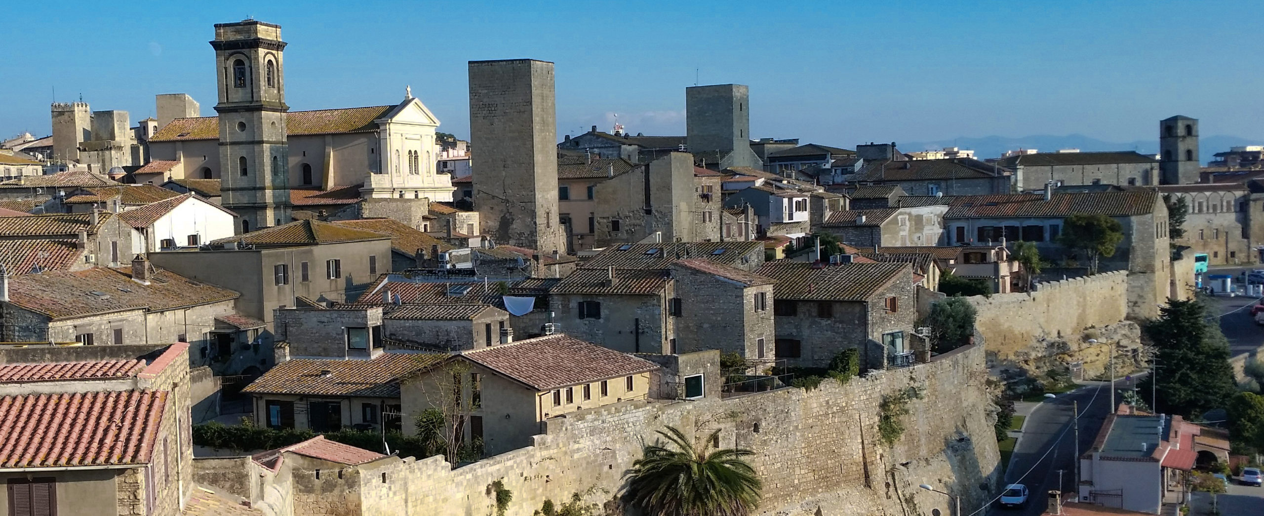 Tarquinia - Il duomo di Santa Margherita, le torri e le mura del borgo