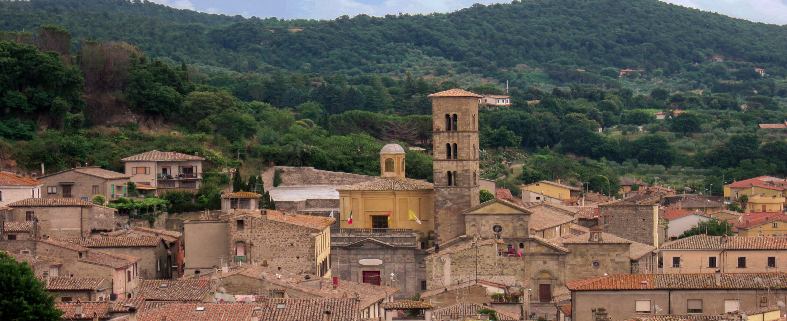 Bolsena - VT - veduta aerea del borgo con la Collegiata di Santa Cristina