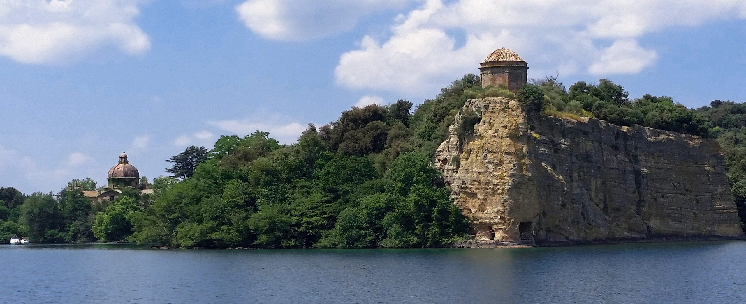 Bolsena - VT - veduta della Rocchina dell'Isola bisentina durante la navigazione sul lago di Bolsena