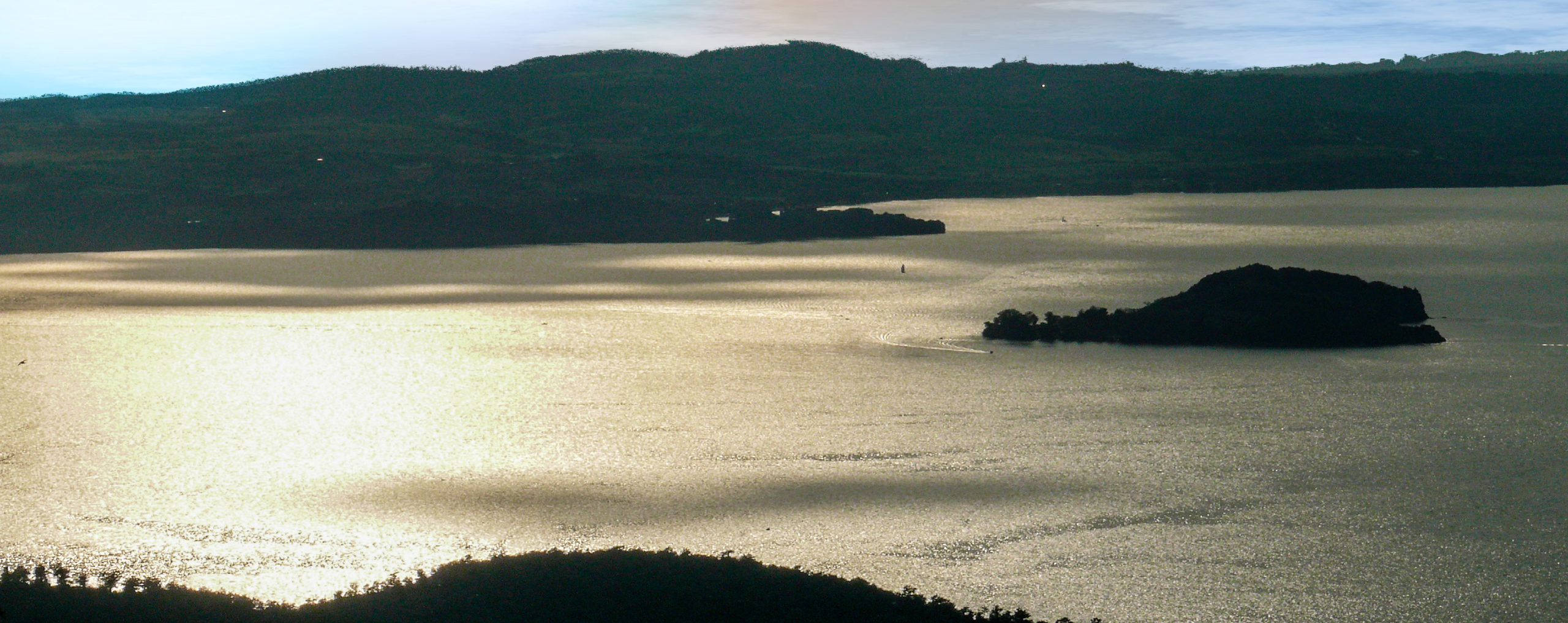 Bolsena - VT - veduta del lago al tramonto con l'isola Bisentina