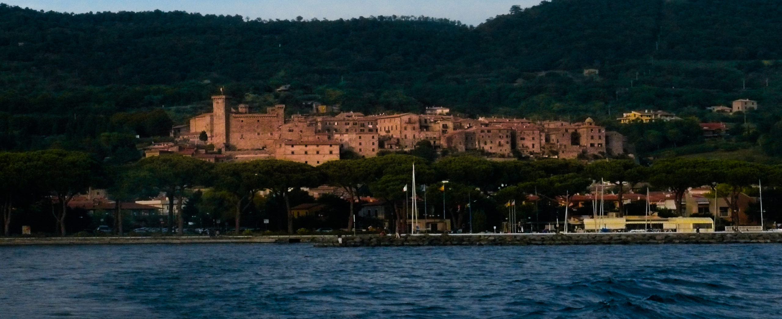 Bolsena - VT - veduta del borgo col castello durante la navigazione del lago in battello