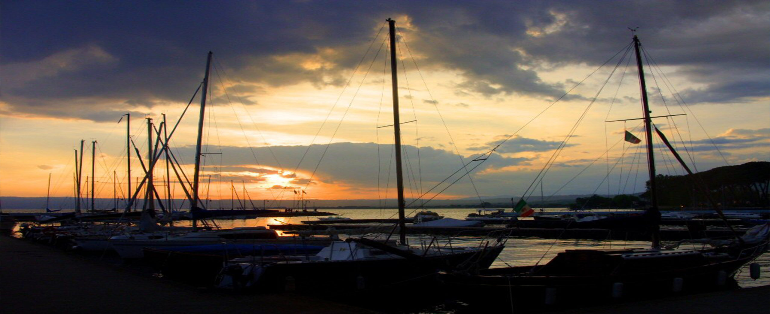 Bolsena - VT - il porticciolo con le barche al tramonto