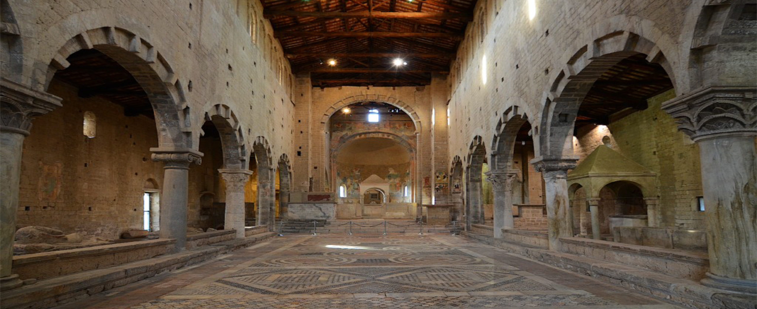 Tuscania - interno della chiesa di San Pietro