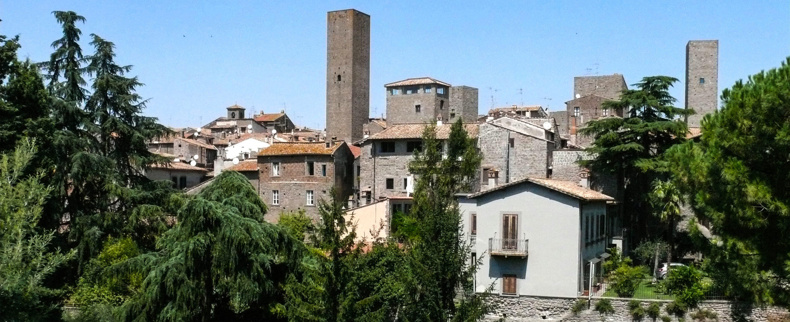 Viterbo - Torri di S. Pellegrino viste dal quartiere di Pianoscarano