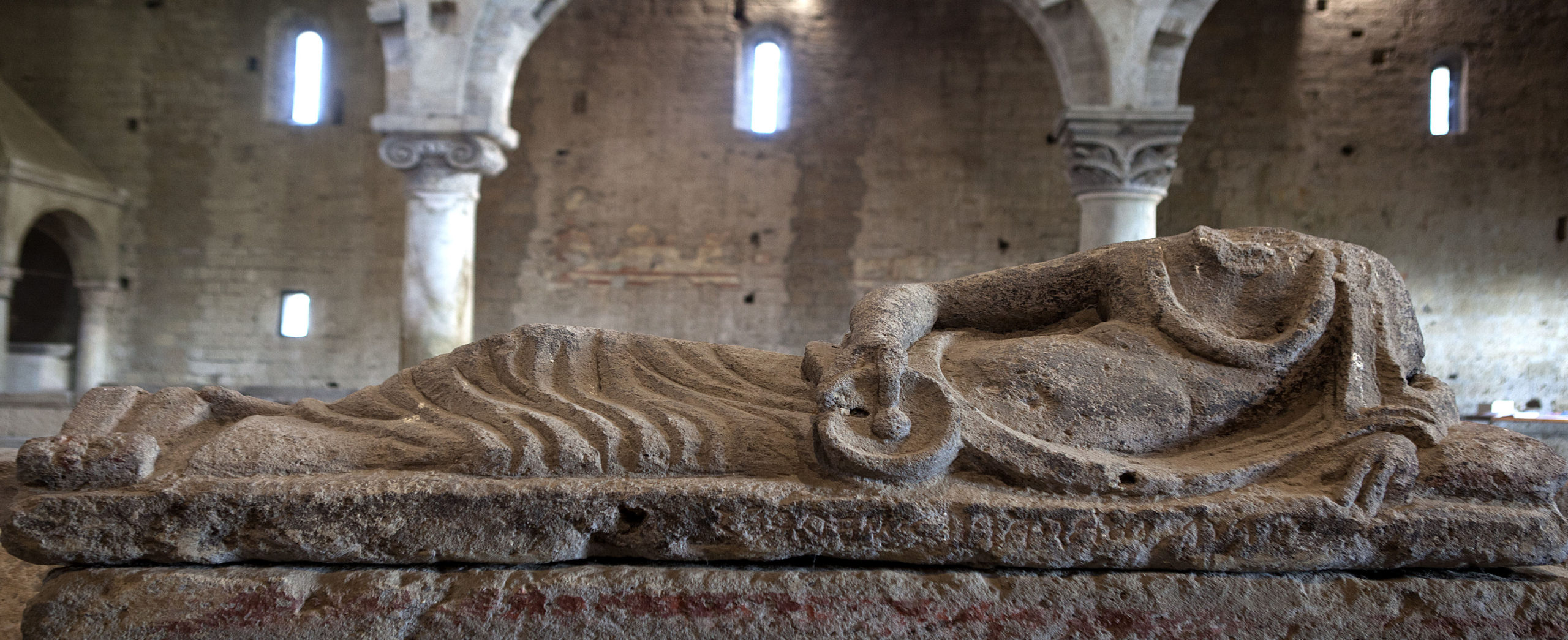 Tuscania sarcofago etrusco all'interno della chiesa di San Pietro