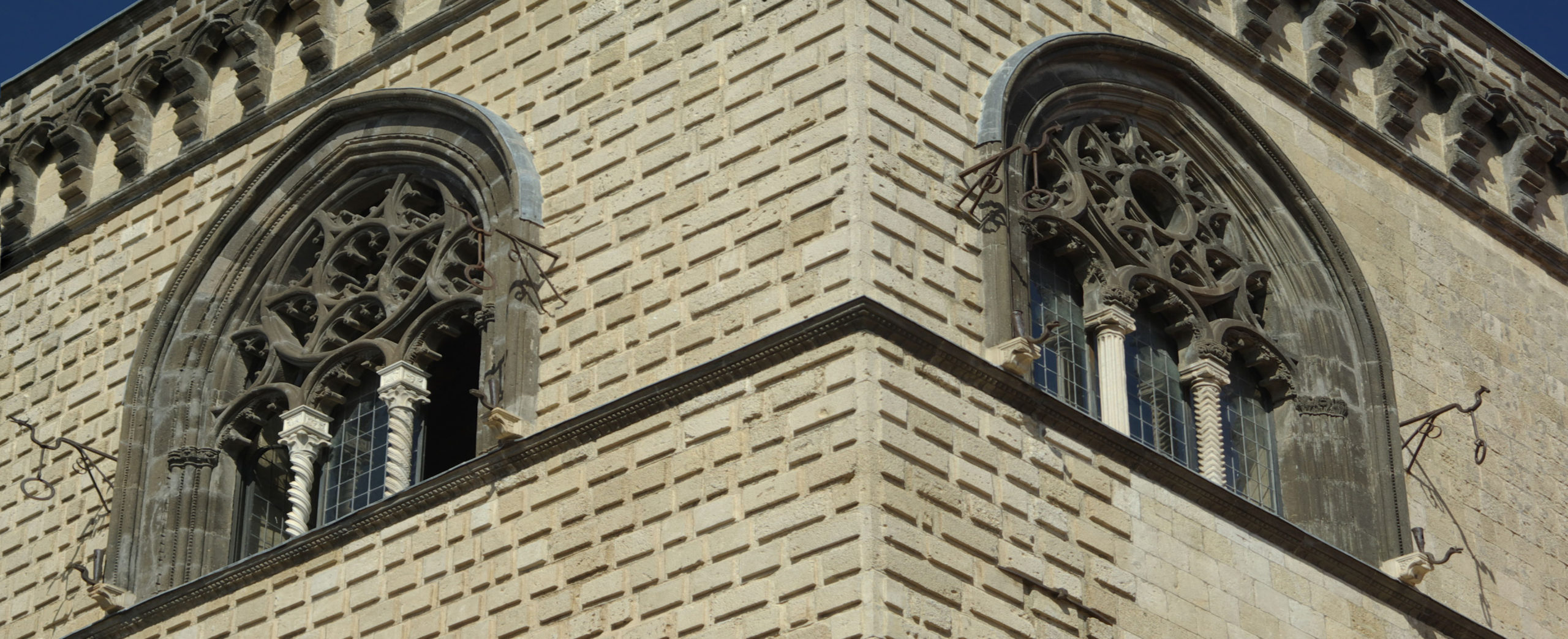Tarquinia - particolare delle finestre di Palazzo Vitelleschi