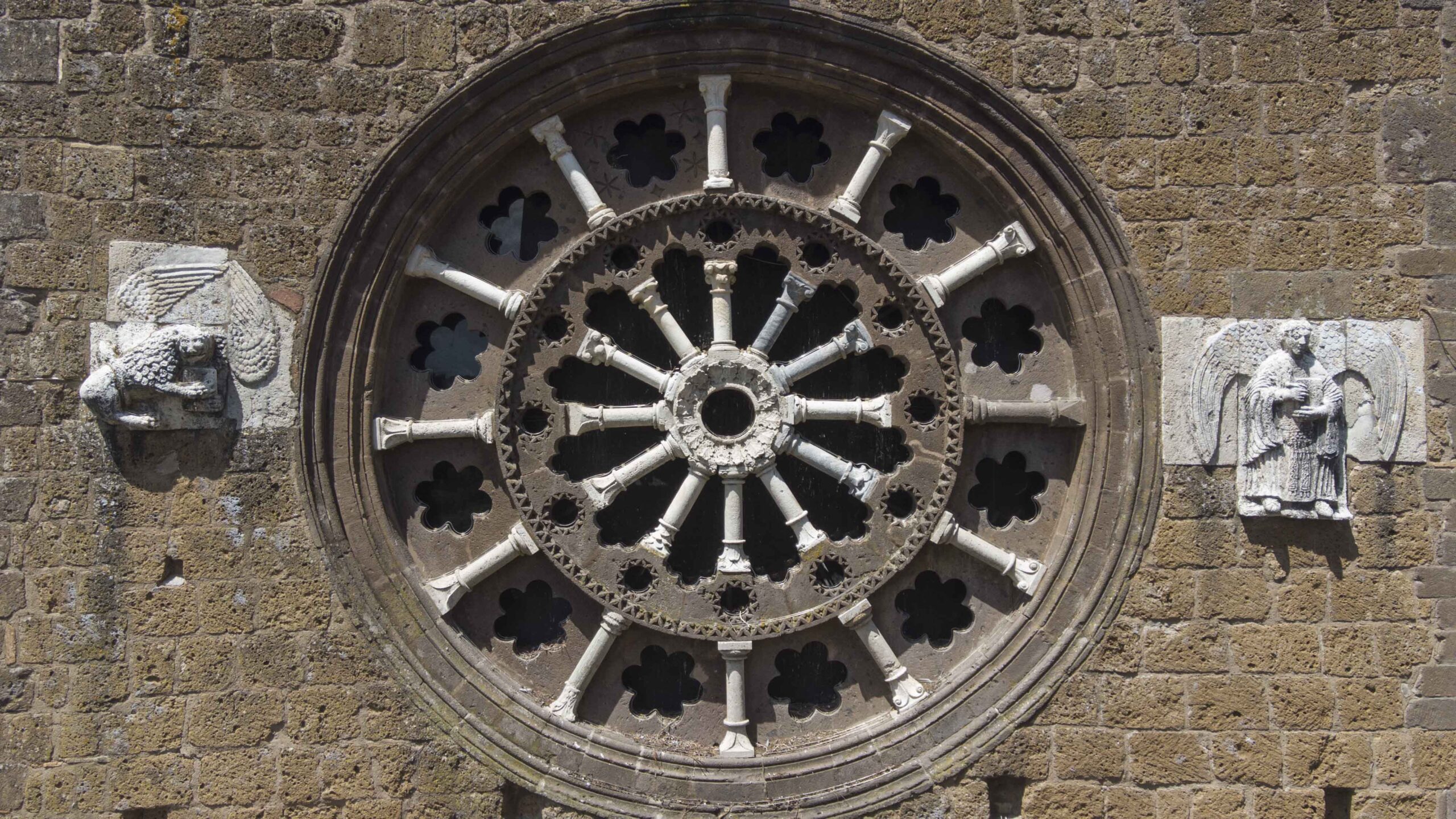 Tuscania - Rosone della facciata della Basilica di Santa Maria Maggiore