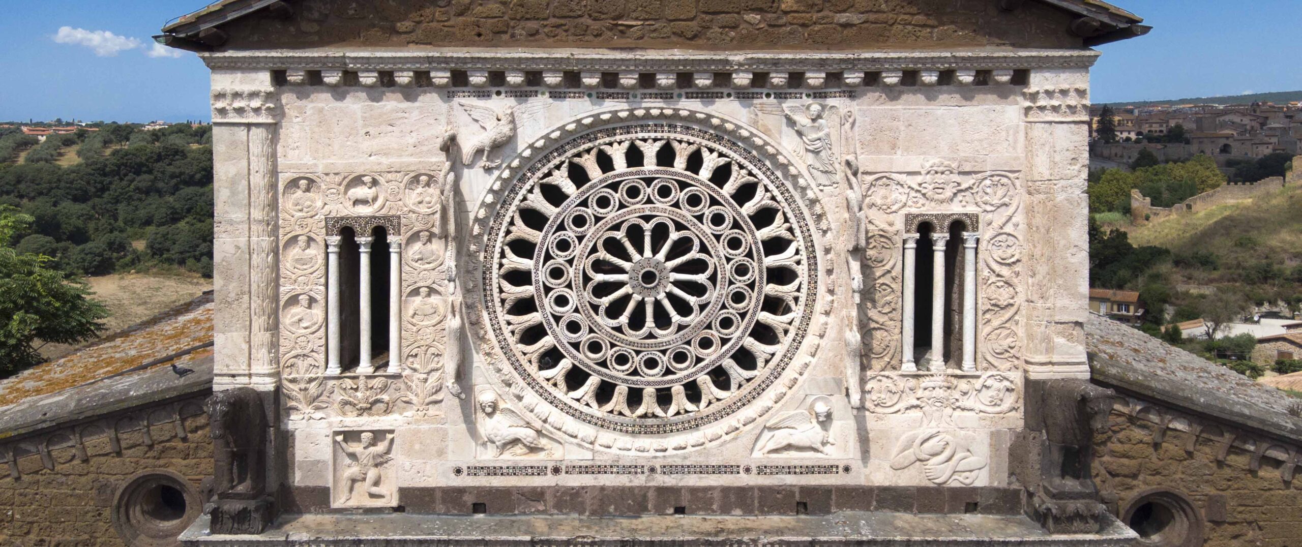 Tuscania - Rosone della facciata della basilica di San Pietro