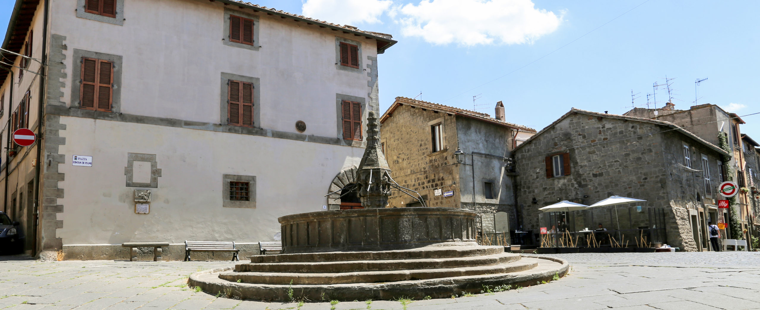 Viterbo - Fontana di Piano nel quartiere mdievale di Pianoscarano