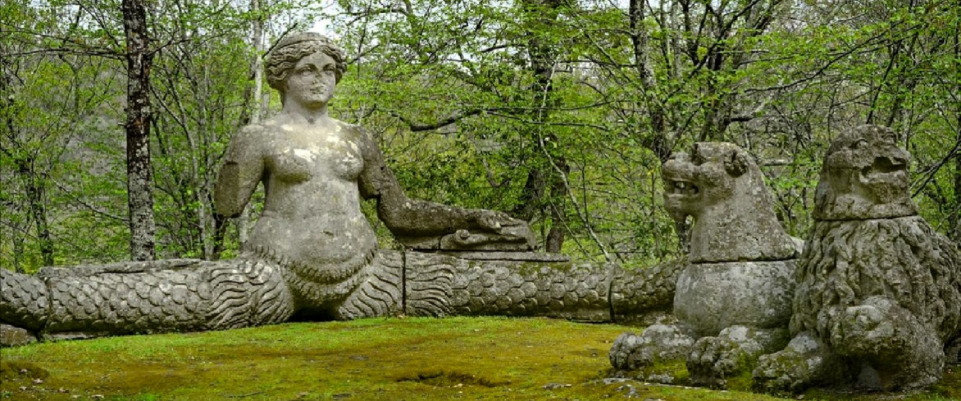 Bomarzo - Parco dei Mostri - Una Furia assieme ai leoni Atalanta e Ippomene