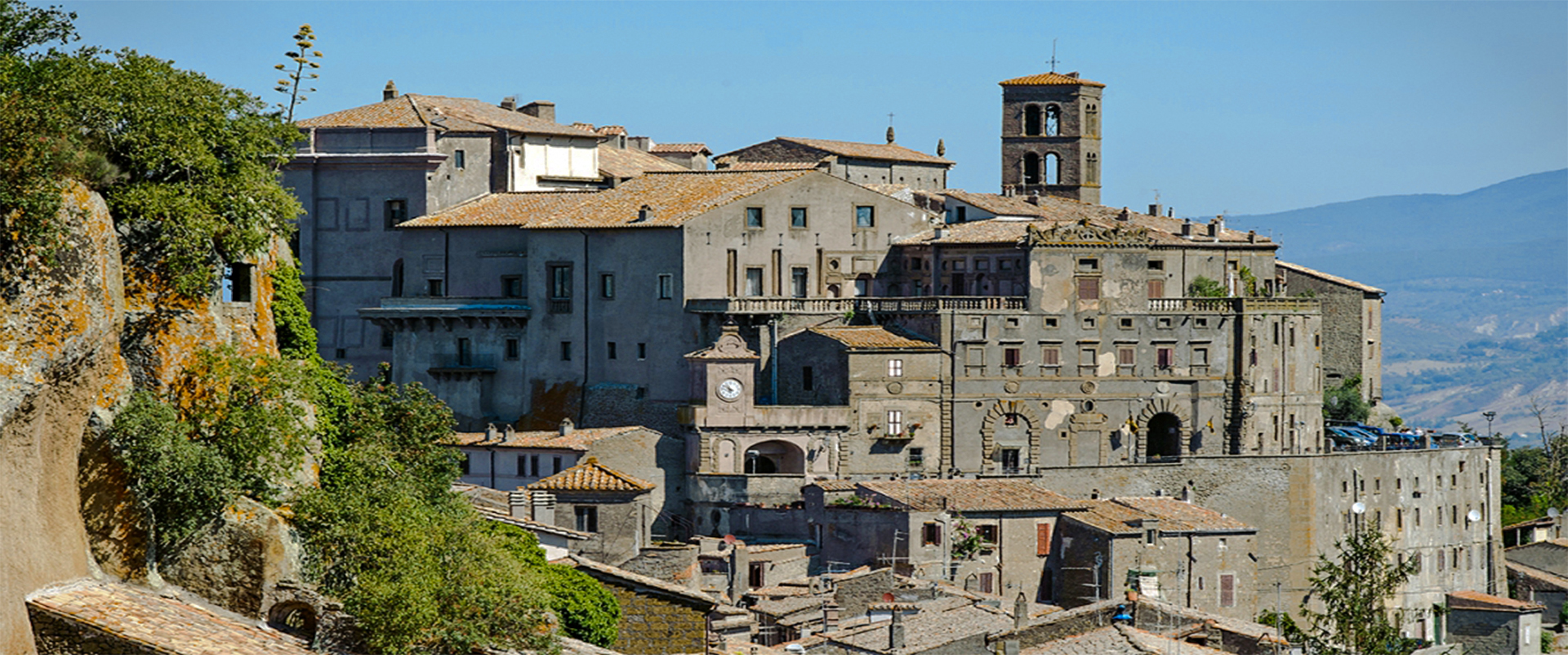 Bomarzo - Veduta del borgo con Palazzo Orsini
