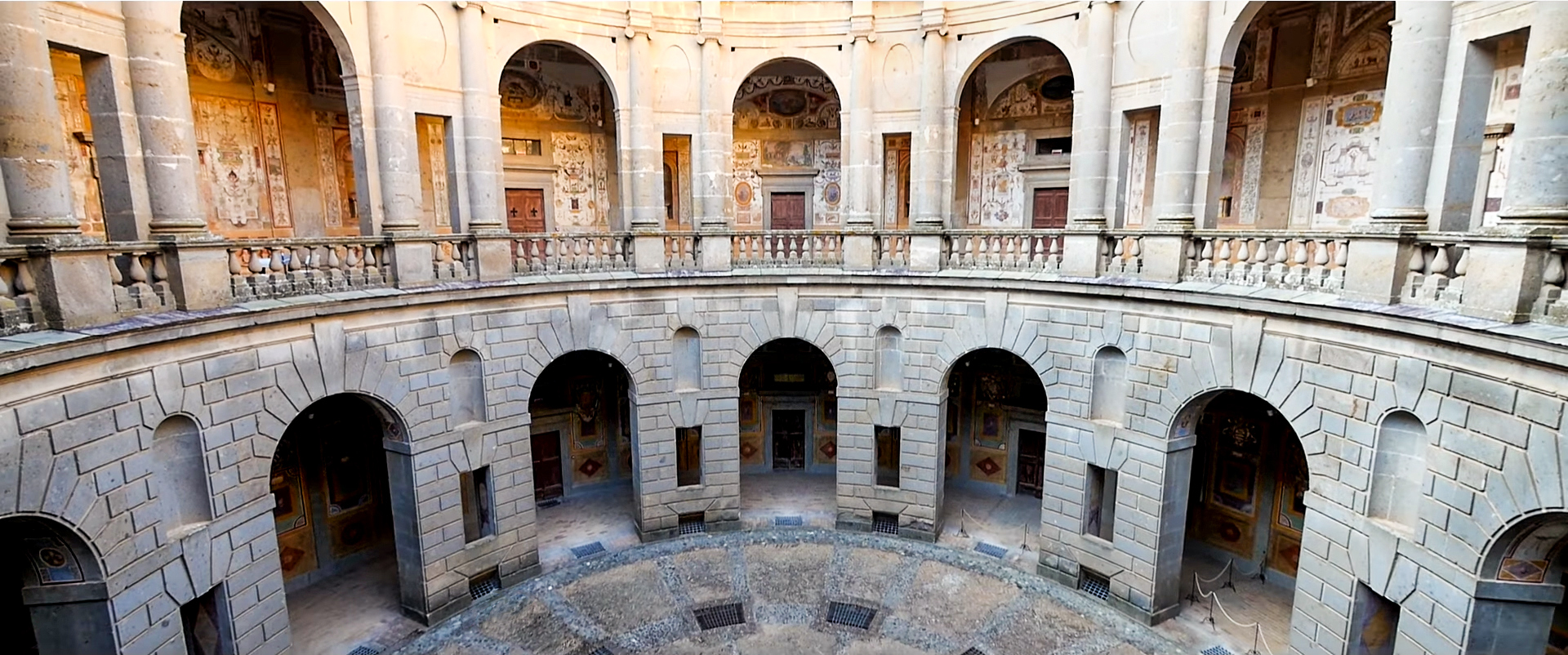 Caprarola- palazzo farnese -cortile circolare