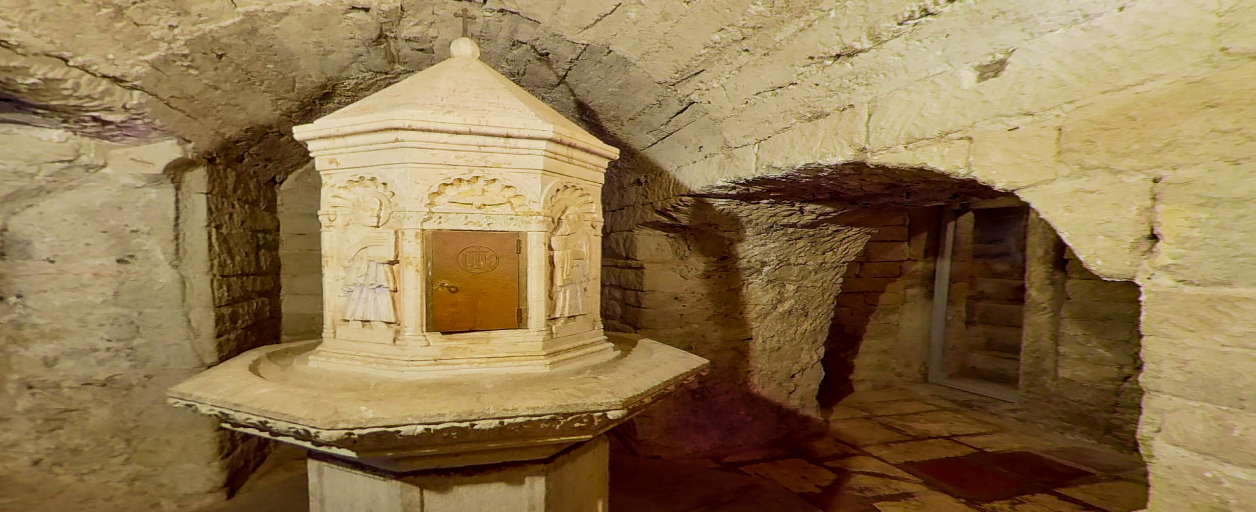Viterbo - Chiesa di Santa Maria Nuova - la cripta e il fonte battesimale
