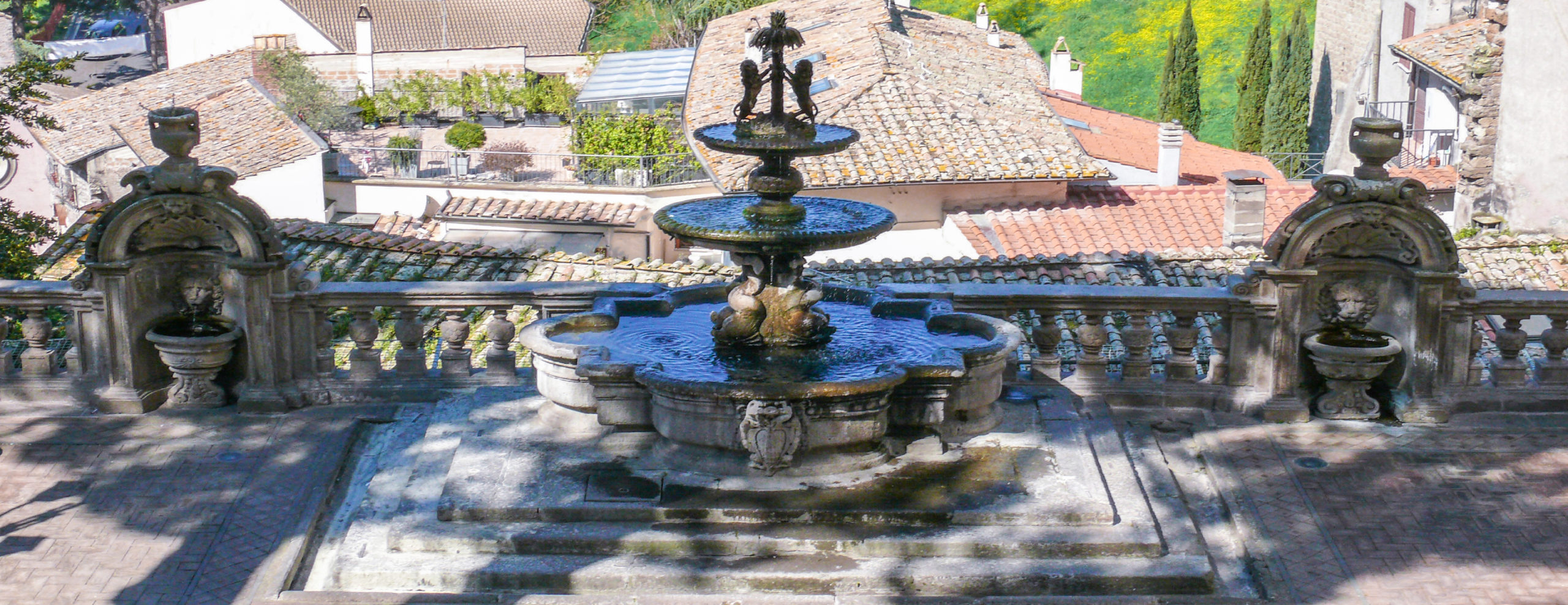 Viterbo - Cortile e fontane di Palazzo dei Priori