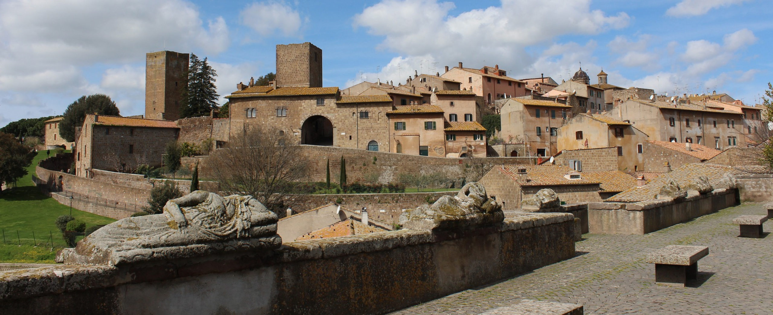 Tuscania - Panorama del borgo da piazza Basile