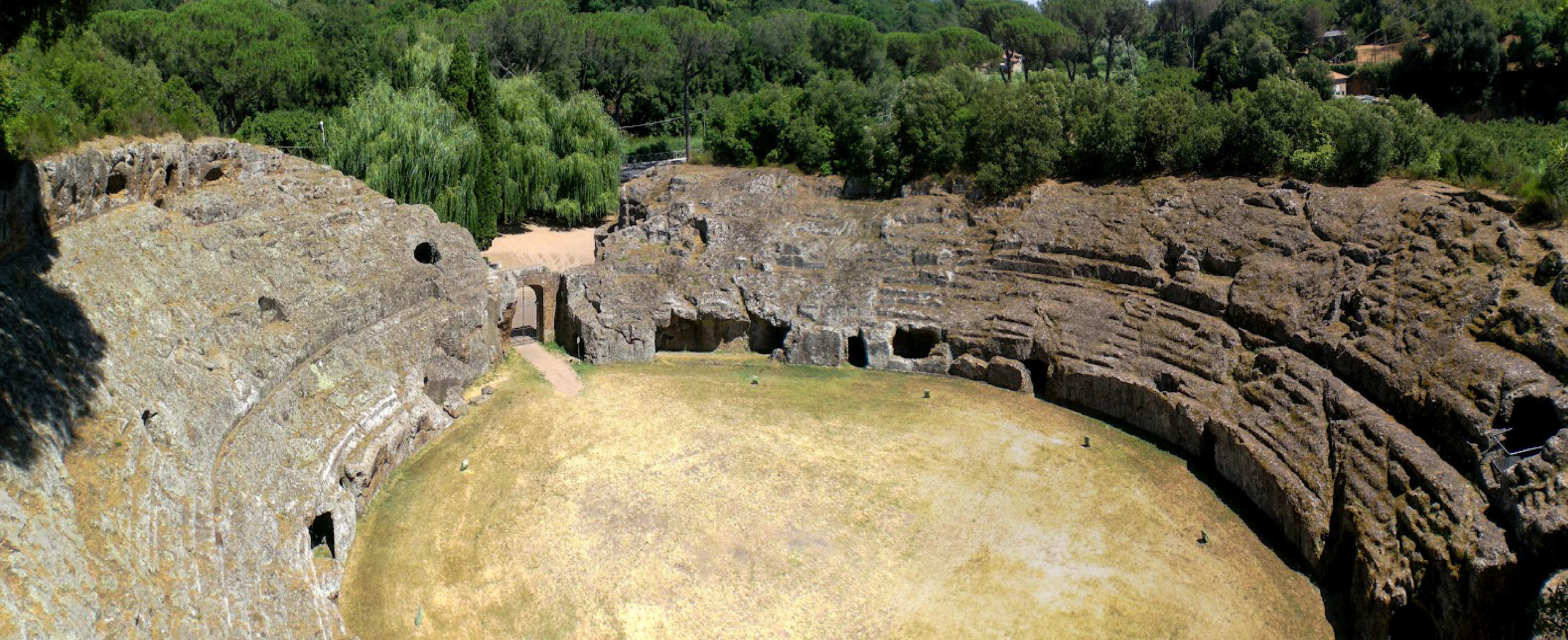 Sutri VT Anfiteatro romano scavato nel tufo