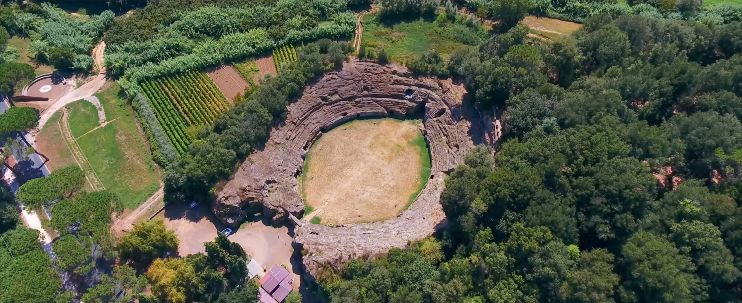 Sutri VT veduta aerea Anfiteatro romano scavato nel tufo