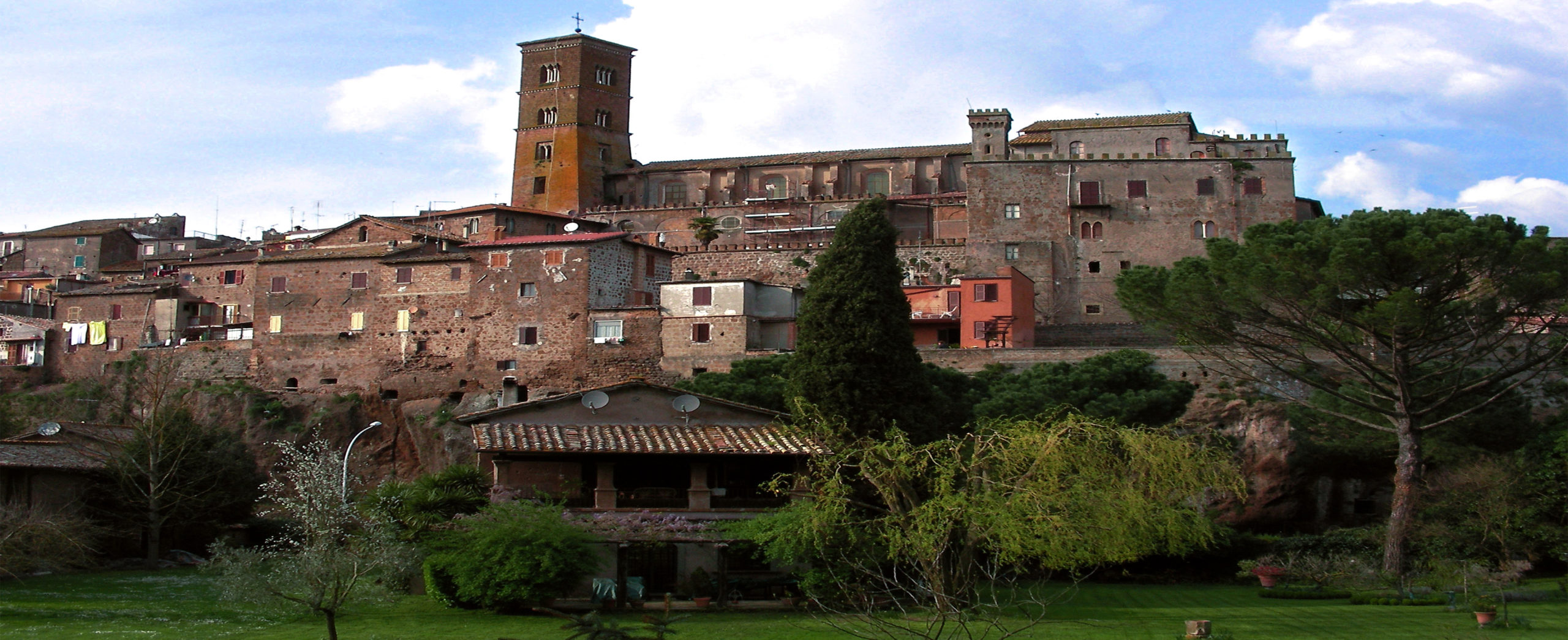 Sutri VT veduta del borgo con la cattedrale e palazzo vescovile