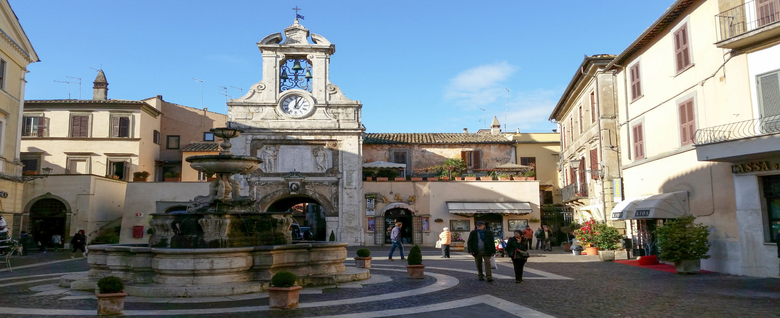 Sutri VT Piazza del Comune con la porta e la fontana