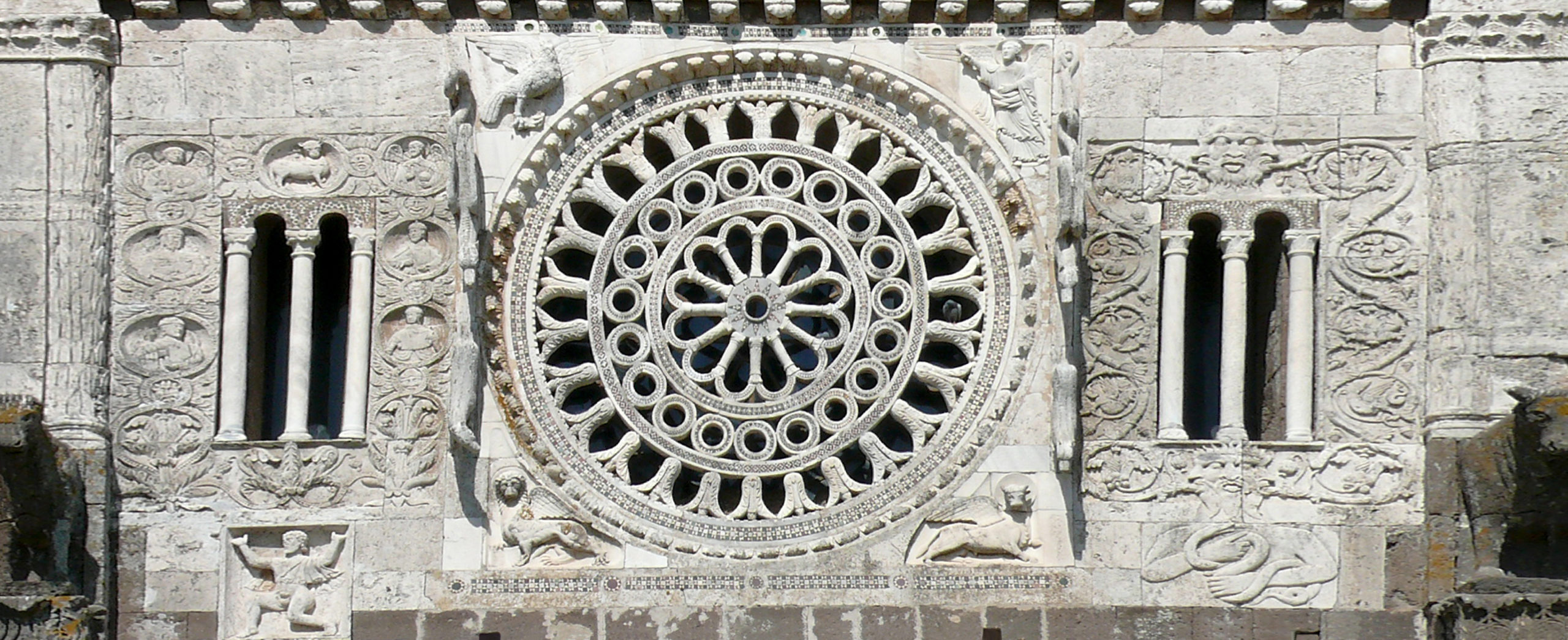 Tuscania - Rosone della facciata della basilica di San Pietro