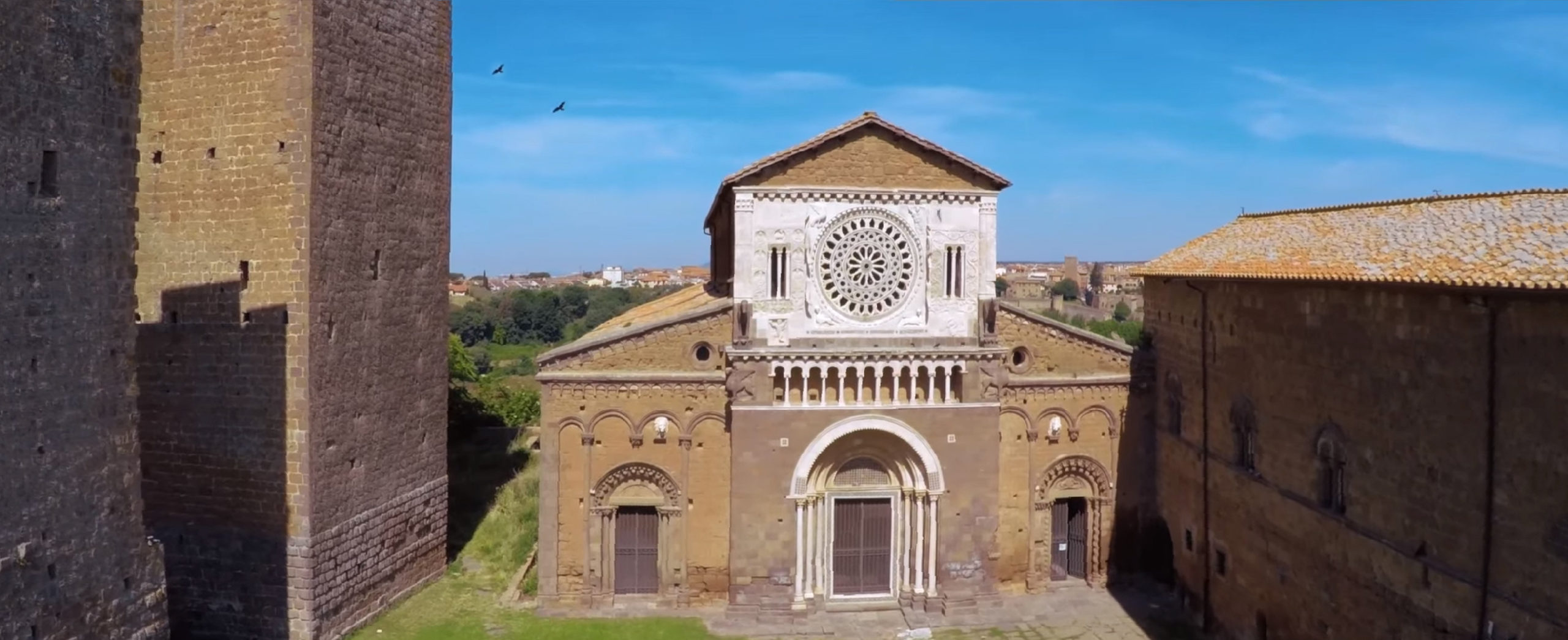 Tuscania - Facciata della Basilica di San Pietro e torrioni
