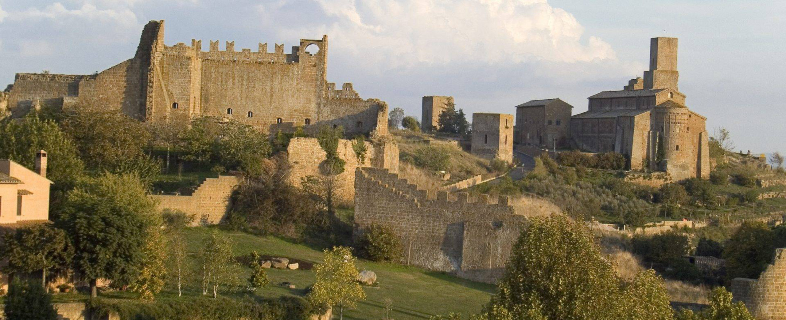 Tuscania - Colle San Pietro - Panorama sulla Basilica di San Pietro e sui ruderi del Rivellino