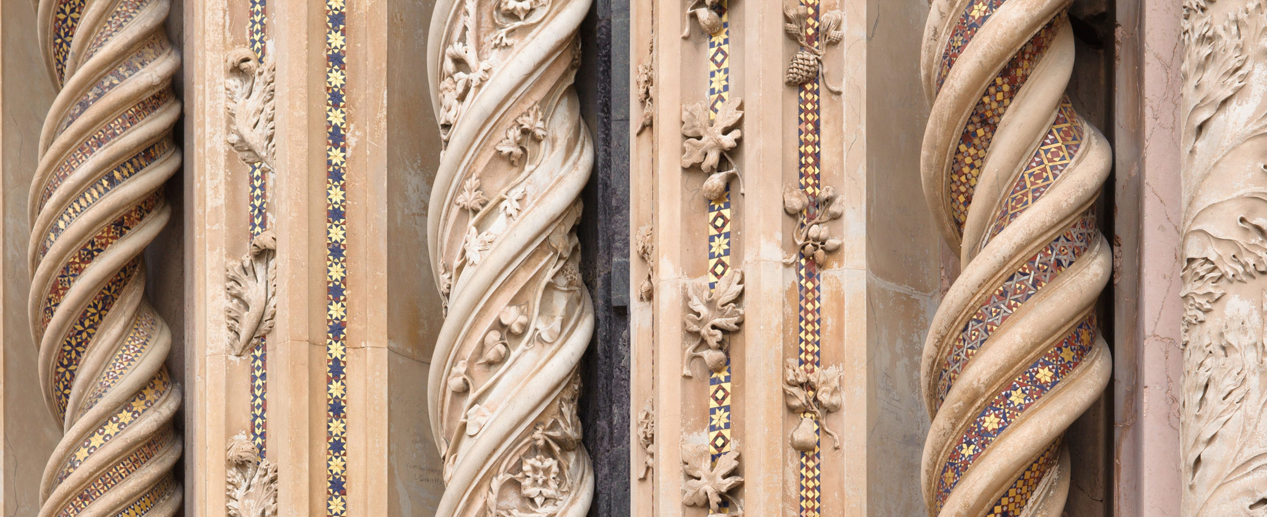 Orvieto - particolare delle colonnine del portale del Duomo