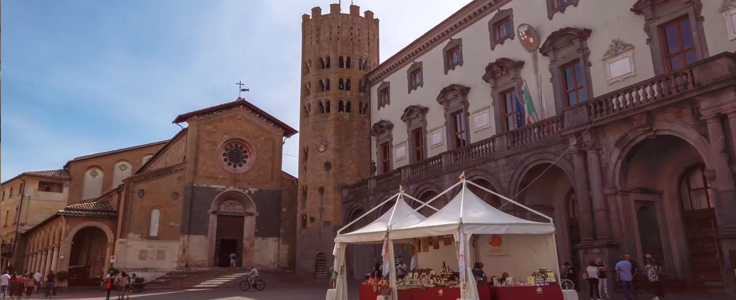 Orvieto - Piazza della Repubblica con la chiesa e il campanile di S. Andrea