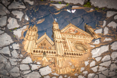 Orvieto - Riflesso della facciata del Duomo