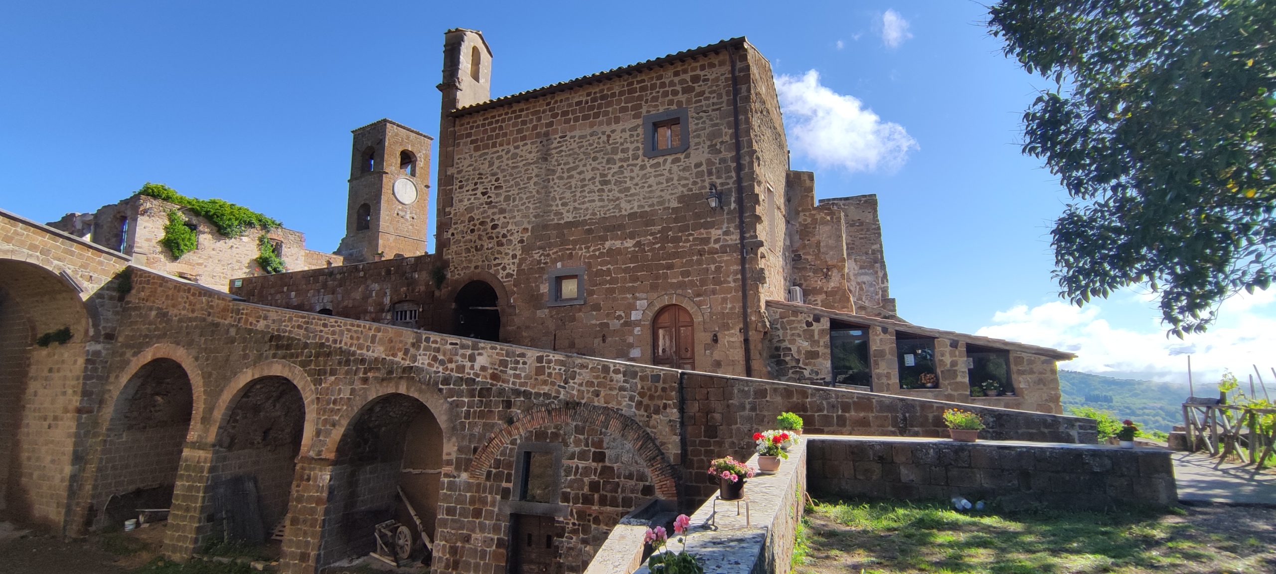 Celleno il borgo fantasma - il fossato del castello e le chiese del borgo antico